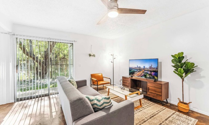 Windsor Park Apartment | Prime SoCo charming 1BR king suite w/pool, parking