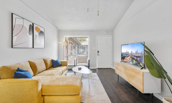 Zilker Apartment | Prime Soco Chic 2BR King Suite w Pool Parking