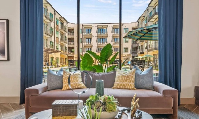 Highland Apartment | Prime West Downtown Studio w Washer Dryer