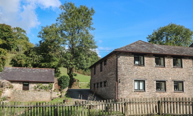 Chillington Cottage | PRIMROSE AT STANCOMBE MANOR, NR KINGSBRIDGE, pet friendly in Sherford