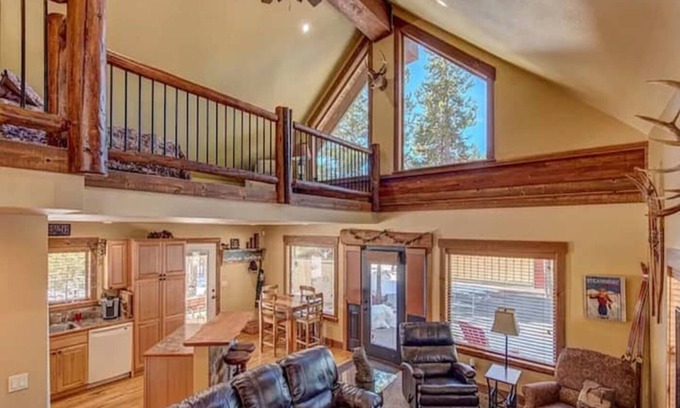 Crescent House | Pristine 4 seasons cabin with 9 beds & hot tub