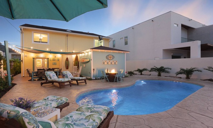 South Padre Island House | Pristine, Dog Friendly Island Home with 100% Green Energy! 1/2 Block to Beach!