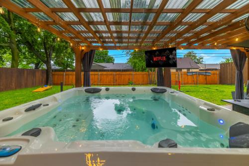 Richardson Apartment | Pristine & Homely Getaway with 6pple hot tub