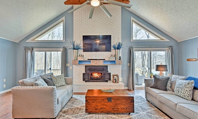 Dover House | Pristine Lake Barkley Escape w/Deck, Porch & Bar!