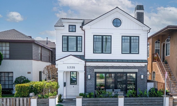 Balboa Peninsula House | Pristine, Luxury Getaway Perfect for Families