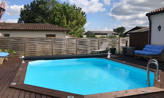 Saint-Medard-de-Guizieres Cottage | Private bedroom in a guesthouse in Saint-Emilion