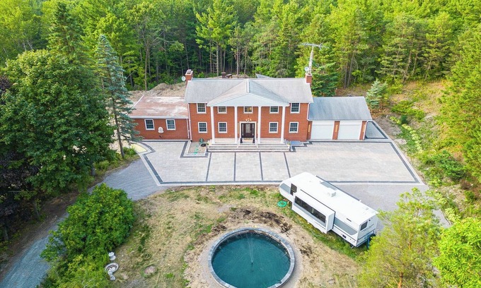 Uxbridge Cottage | Privacy Magical Forest Cottage 30+ Party Room, Disco KTV