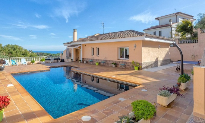 Sant Cebria de Vallalta Villa | Private pool, barbecue and lots of fun