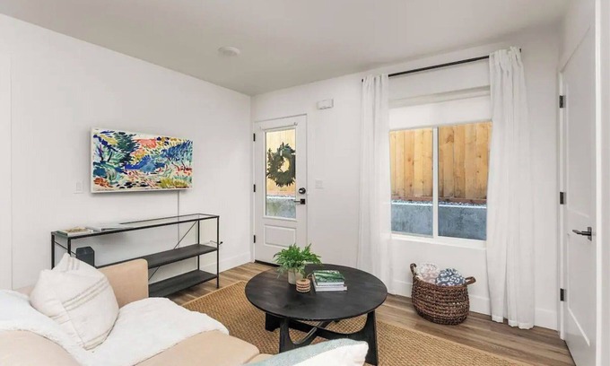 Richmond House | Private 1-bedroom Retreat in South East Portland with WiFi. Animal friendly.