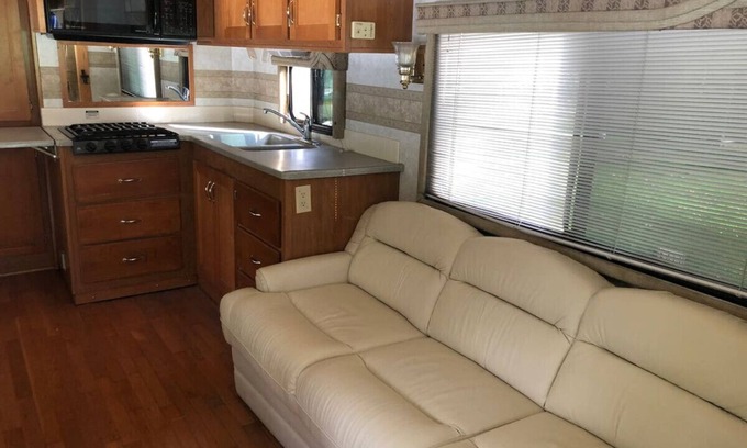 Linden Apartment | Private 1-bedroom RV with full hookups and direct bus to NYC Manhattan only 2 blocks away