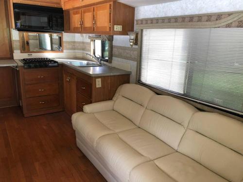 Linden House | Private 1-bedroom RV with full hookups and direct bus to NYC Manhattan only 2 blocks away