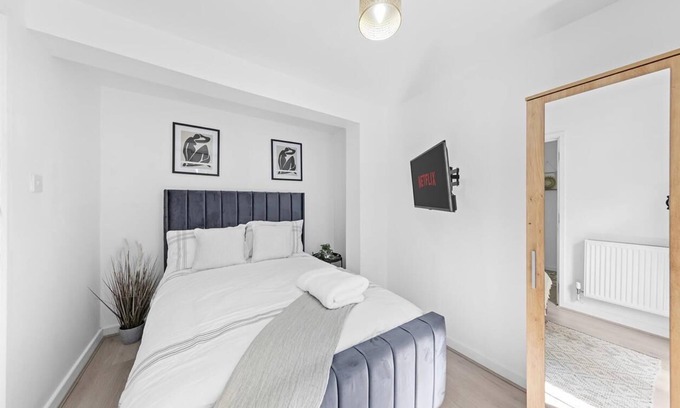 Chatham Apartment | Private 2 Bedroom in Chatham, Medway with garden