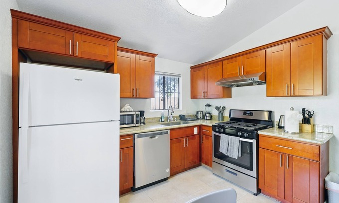 Oakland House | Private 2-Bedroom Retreat with Separate Entrance