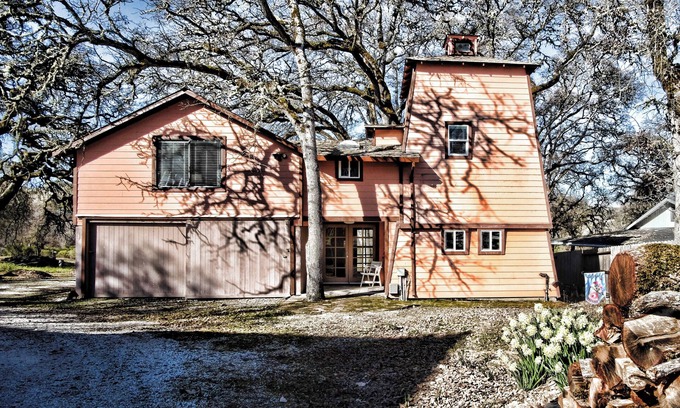 North Lakeport Apartment | Private 2nd Floor apartment on 4 acres across the street from Clear Lake.