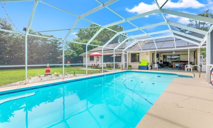 Lake Valencia House | Private 3 Bed 2.5 Bath, Solar Heated Pool, Hot Tub & Billiards! Over 2,000 sqft!