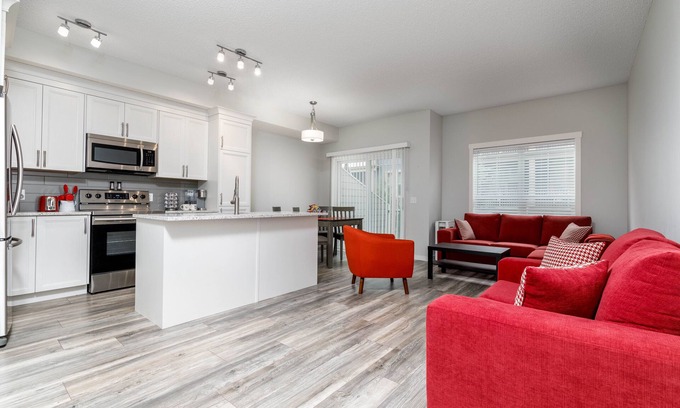 Cochrane Condo | Private 3Bed condo in Sunset | Cochrane AB