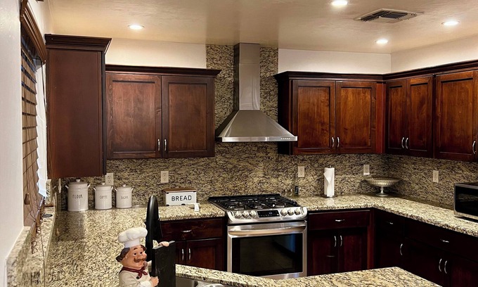 Green Valley House | Private 4bd 2ba, Kbed, 5TVs, 2 65” tv, 6beds,AC, WiFi, 2 Story Home