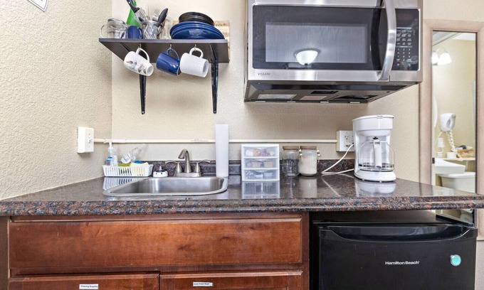 Paola Apartment | Private and cozy apartment in small town Kansas!