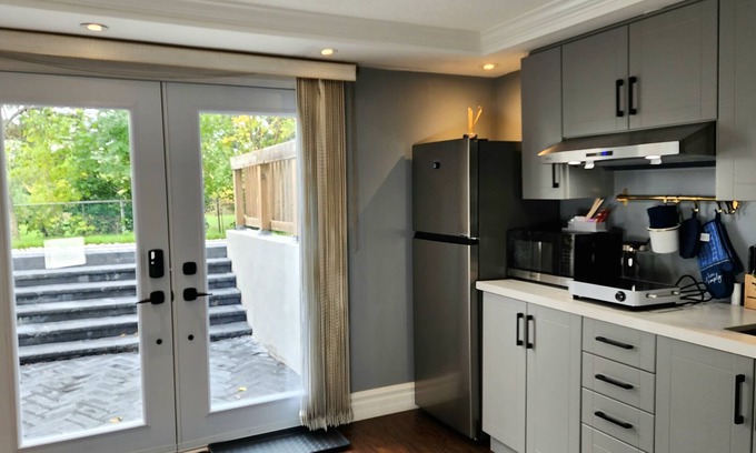 Mississauga House | Private and Cozy Greece-Inspired 1BR Retreat in Erindale Mississauga