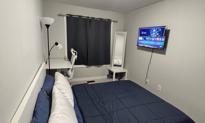 Barrie House | Private and Cozy Room for your stay in South Barrie