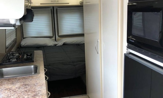 Linden Apartment | Private and cozy RV with full hookups in a convenient area with direct bus to NYC Manhattan only 2 blocks away
