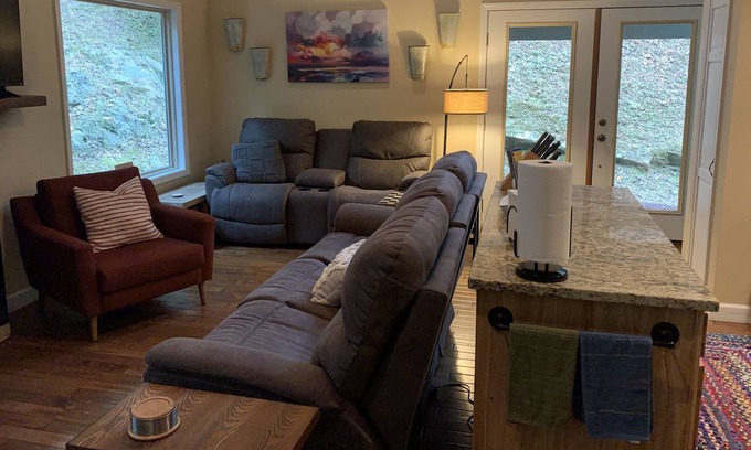 Marble House | Private and Peaceful Mountain Getaway -Creekside, Firepit &Outdoor Life&HotTub