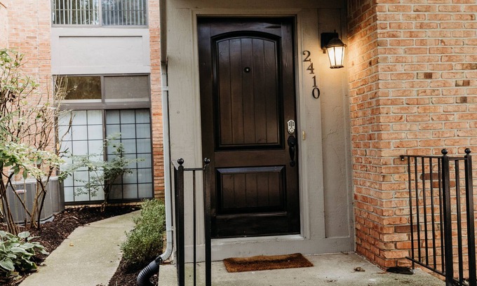 Novi Apartment | Private and Quiet Bright Space King bed Gym/Pool/Hot tub