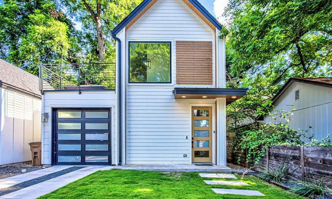 Govalle House | Private Backyard | Short & Long Stays in East ATX