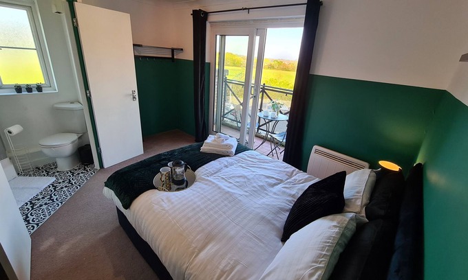 Basildon Apartment | Private Balcony! Gorgeous Top Floor Apartment