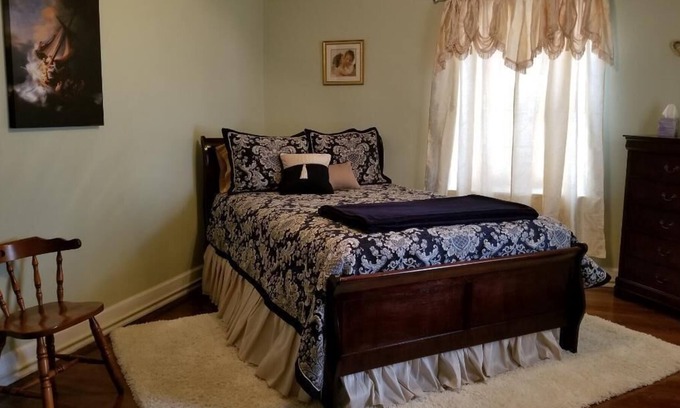 Topeka House | PRIVATE BATH - PRIVATE ROOM - WASHBURN AREA - KEYLESS ENTRY