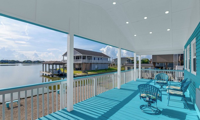 Hitchcock House | Private Bayfront Access 10 Mi to Galveston Beaches