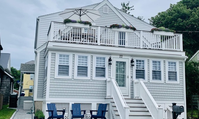 New London House | Private Beach - 5 bedroom, 3 bath, sleeps 10 comfortably - Ocean Glimpses
