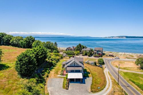 Maxwelton House | Private Beach Access Water Views Sleeps 18 Historic 6BDR Farmhouse w Deck