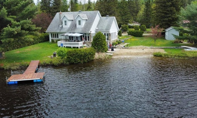 Chertsey Ski Chalet | Private Beach, Jacuzzi & Ski