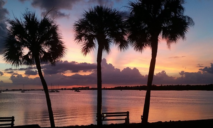 Bayview Condo | Private Beach on the Intercoastal, amazing Sunsets, Comfortable, Clean, Complete