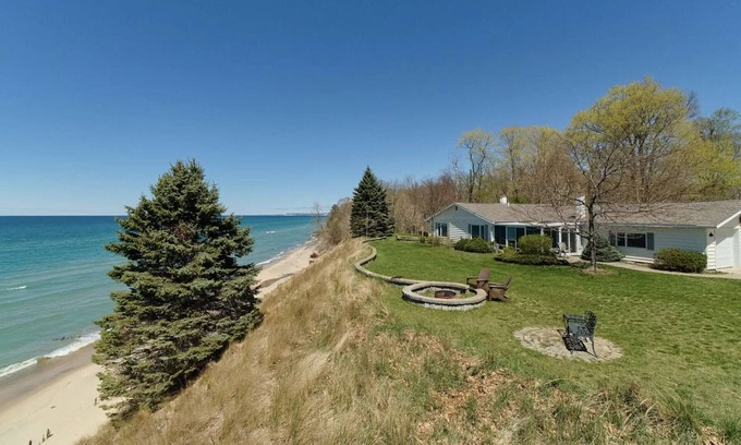 Manistee House | Private Beach & Stairs, Year-Round Hot Tub, & Unmatched Views of Lake Michigan!