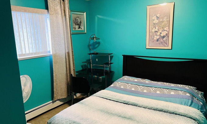 Fleetwood House | Private Bedroom Rm C/Shared bathroom .
