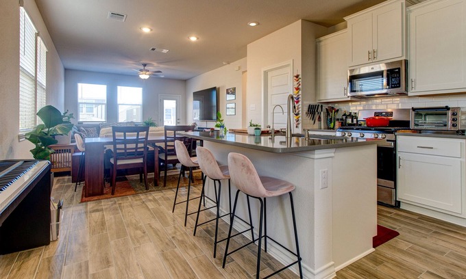 Buda House | Private Bedrooms in Austin Suburb
