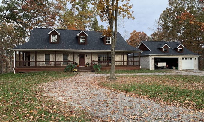 Pittsburg House | Private brick home in the woods near lake
