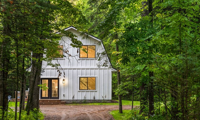 Sandstone Cabin | Private Cabin Near Grindstone Lake - Dogs Welcome!