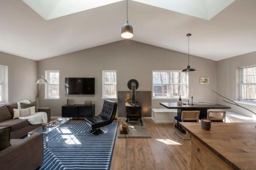 Roscoe House | Private Cabin with Guesthouse Hot Tub Fire Pits