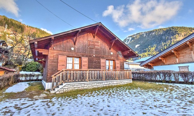 Morzine Ski Chalet | Private Chalet Near Morzine Center with Garden