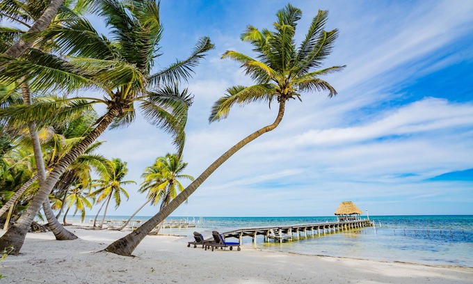 San Pedro House | Private Chef Included,PrivateBeach,Free WiFi,2Kayaks,2 GolfCarts