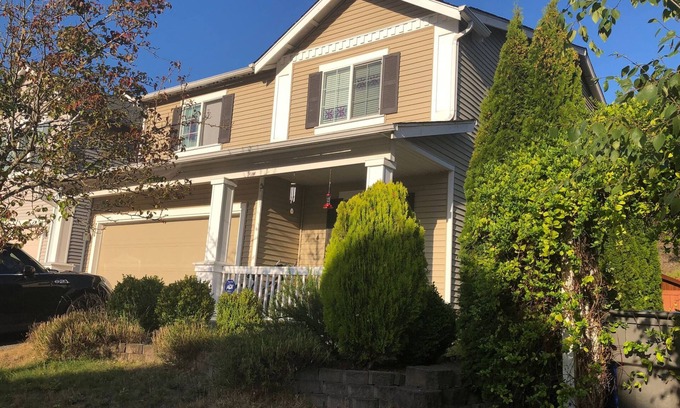 Renton House | Private comfy1-bedroom in house in Renton with fitness and AC