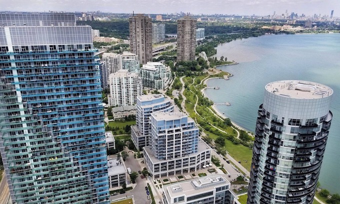 Humber Bay Condo | Private condo located near the water at Parklawn & Lakeshoren