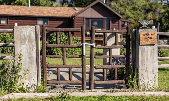 Wapiti Cabin | Private Cottage away from Crowds