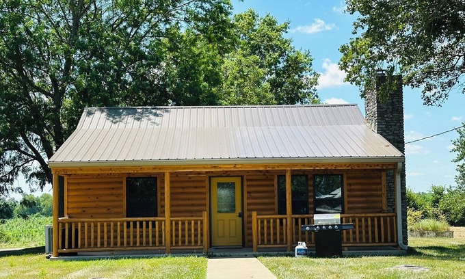 Harrodsburg Cabin | Private Cozy Cabin on Bourbon Trail with Hot Tub