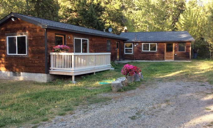 Gardiner House | Private, Cozy , Mountain Home Located On A Trout Stream - 10 Miles To YNP