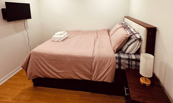 Brampton House | Private, Cozy & Pet Friendly 2 Bedroom+1 Bath Apartment
