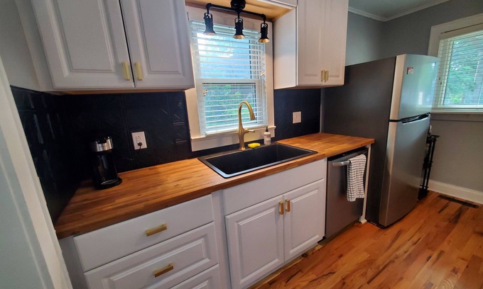 Lee's Summit House | Private Cozy & Safe House In Downtown Lee's Summit